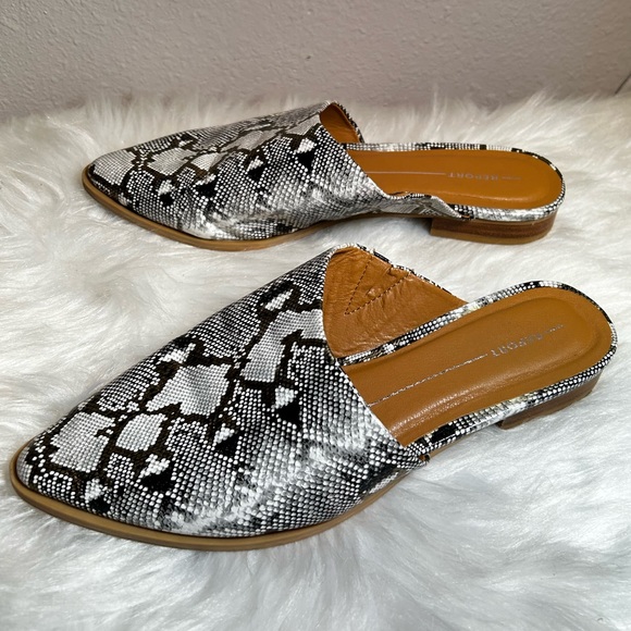 Report Illumi Asymmetrical Pointed Toe Snakeskin Flat Mule Size 8 - Picture 4 of 9